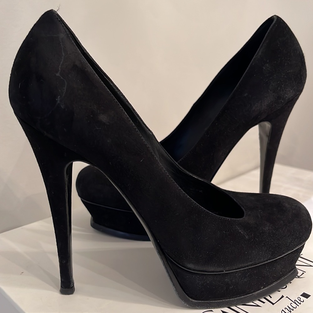 YSL Tribute pump in black suede (Nero)
